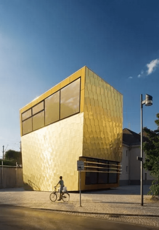 金色建筑单体,在众多建筑中引人注目 金色建筑单体,在众多建筑中引人注目