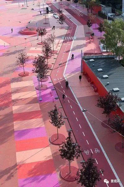 就一个停车位,人家都绞尽脑汁做创意