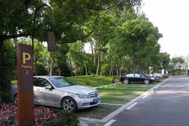 就一个停车位,人家都绞尽脑汁做创意