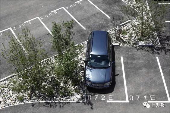 就一个停车位,人家都绞尽脑汁做创意