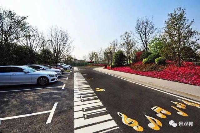 就一个停车位,人家都绞尽脑汁做创意