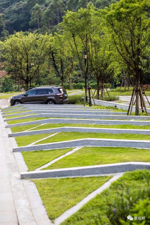 就一个停车位,人家都绞尽脑汁做创意