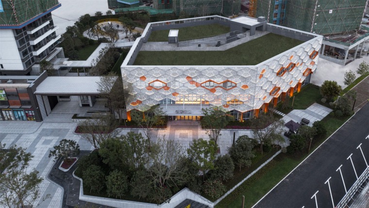 惠州泰丰枫林岸幼儿园与销售中心外部实景图1