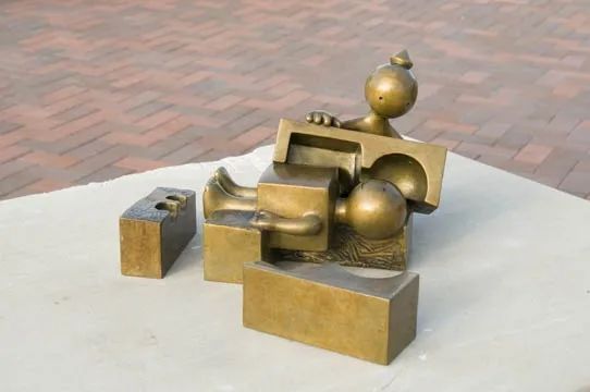 汤姆·奥特内斯 -雕塑形式简化的艺术家 汤姆·奥特内斯 -雕塑形式简化的艺术家