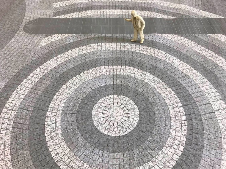 1748245352534401