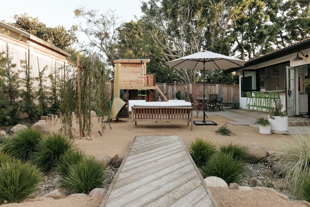 后院分解花岗岩装饰石,营造质朴有机的风格。