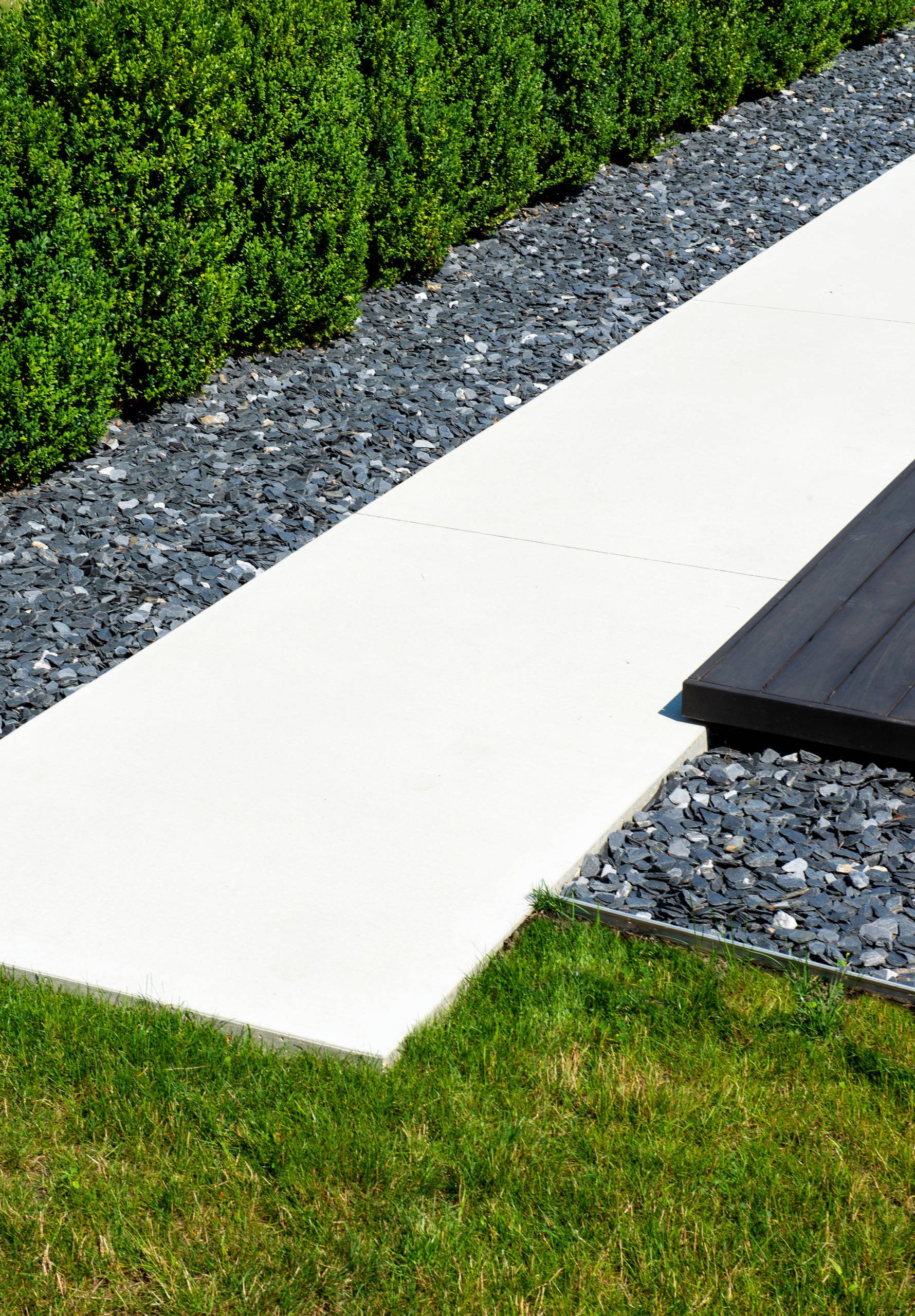 灰色板岩装饰石作为当代设计的地被植物。